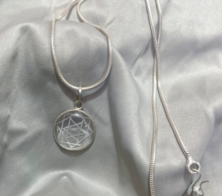 Sphatik (Quartz) Shree Yantra Crystal Pure Silver Locket With Chain